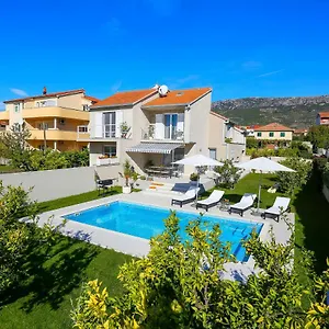 Elysium - Beautiful Family House With Heated Pool Kaštela